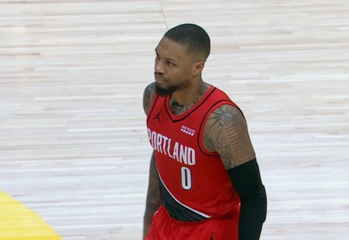  约基奇狂揽三双助掘金险胜湖人，詹眉组合空砍高分