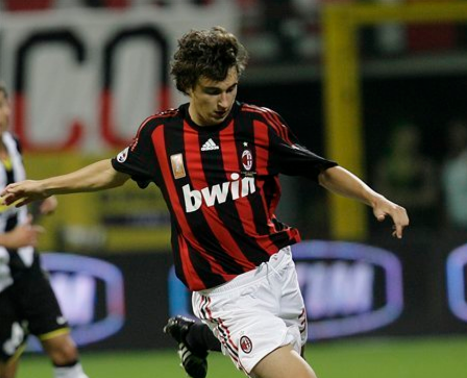  AC米兰经典德比战平，圣西罗球场见证红黑传奇