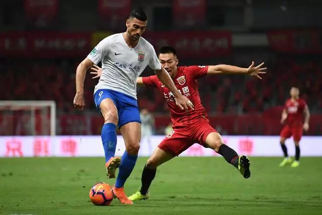  沃尔夫斯堡边锋速度突破防线，单骑闯关上演帽子戏法  